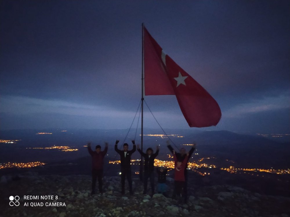 Denizli’de Ülkü Ocakları 1840 metre yükseklikte Türk bayrağını değiştirdi