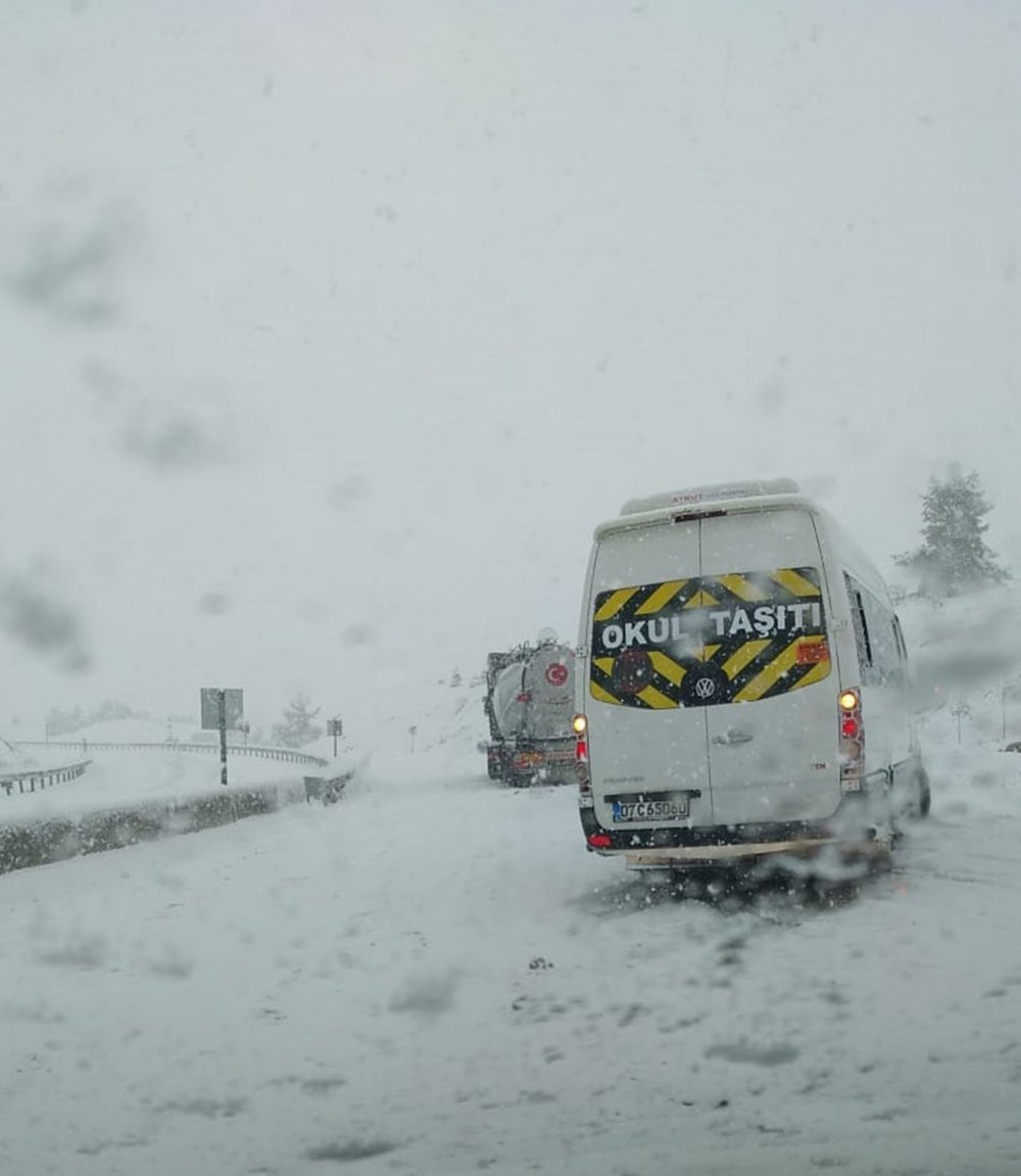 Antalya - Denizli kara yolu yoğun kar yağışı nedeniyle ulaşıma kapandı