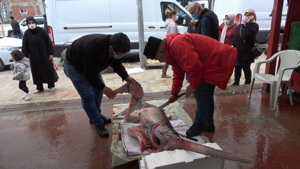 Denizli'de 2,5 metre 98 kilogramlık kılıç balığı 1 saatte tükendi