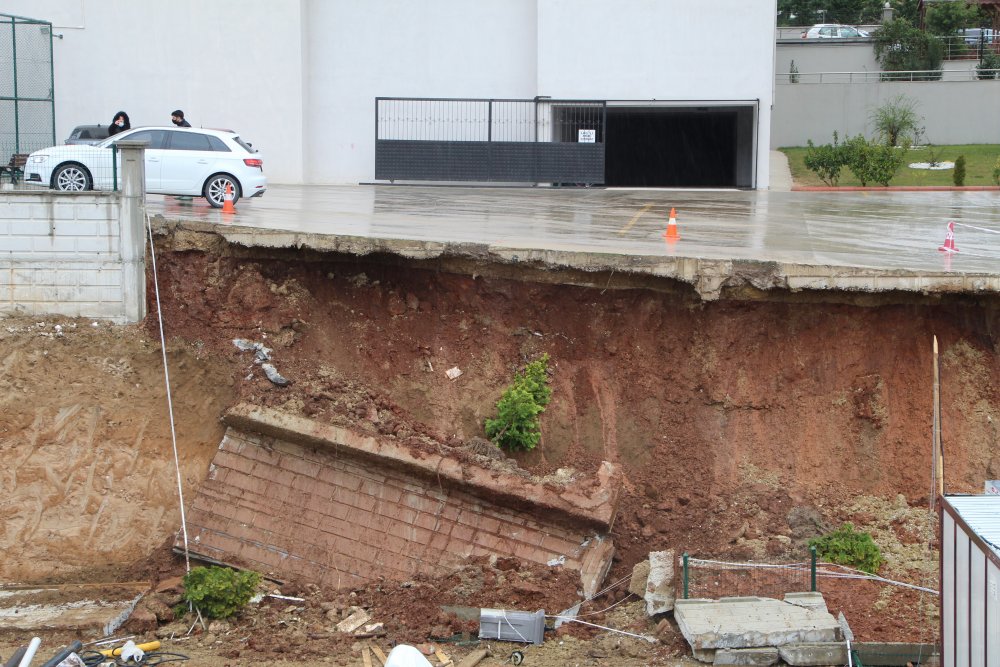 Denizli'de Şiddetli yağış istinat duvarını çökertti