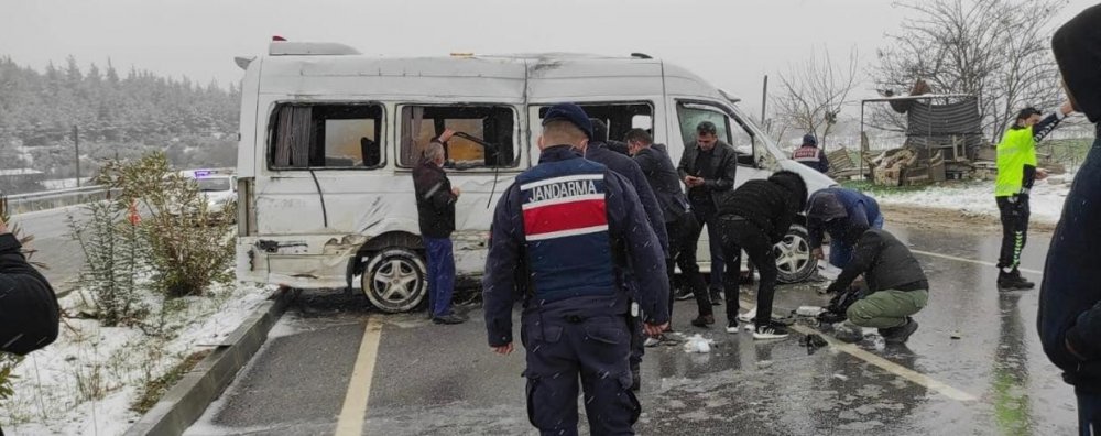 Diyaliz hastalarını taşıyan minibüs devrildi: 4 yaralı
