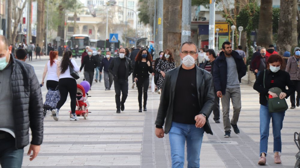 Denizli'de Vatandaşlar Caddede Yürümekte Güçlük Çekti
