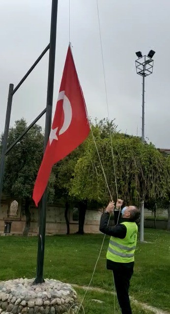 Boş olan direklere ekipler Türk Bayrağı astı