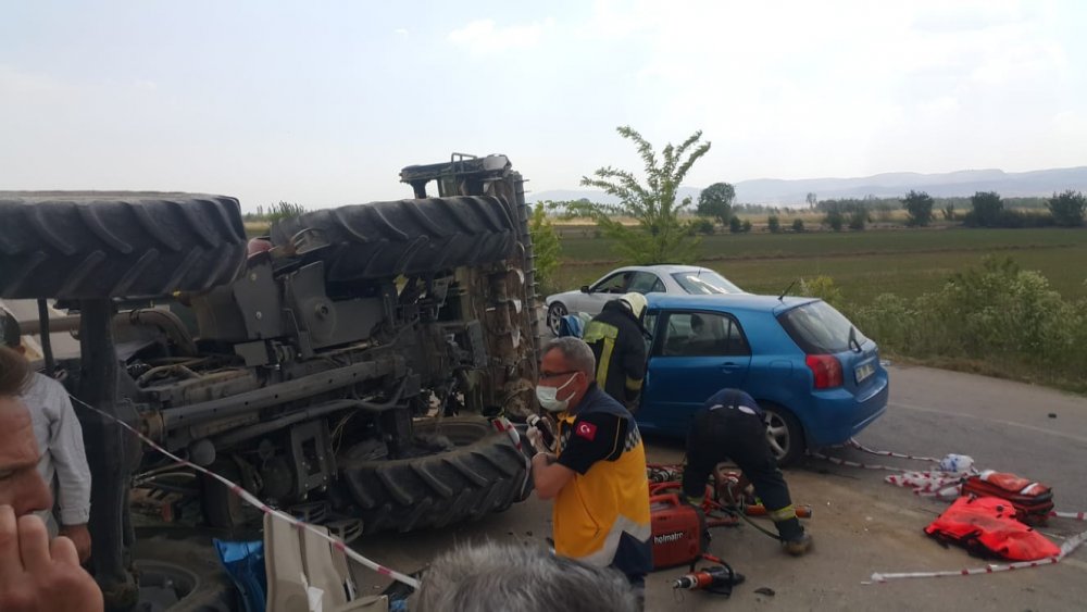 Otomobil traktöre bağlı tarım aletine çarptı: 5 yaralı
