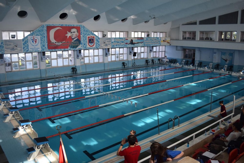 Atatürk Kapalı Yüzme Havuzunda yıkım işlemleri başladı