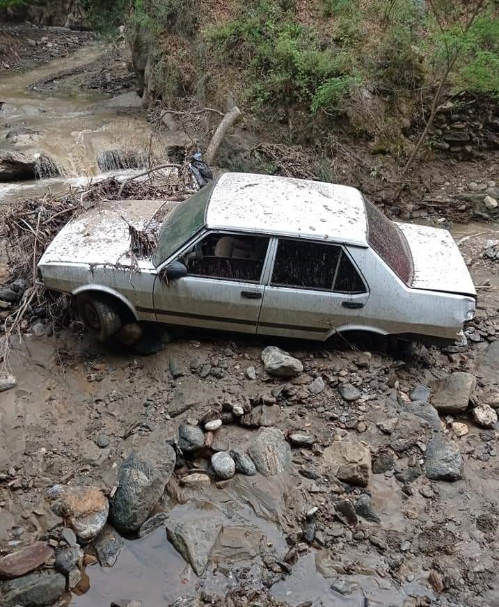 Denizli'de Sele kapılan otomobil 2 kilometre uzakta bulundu