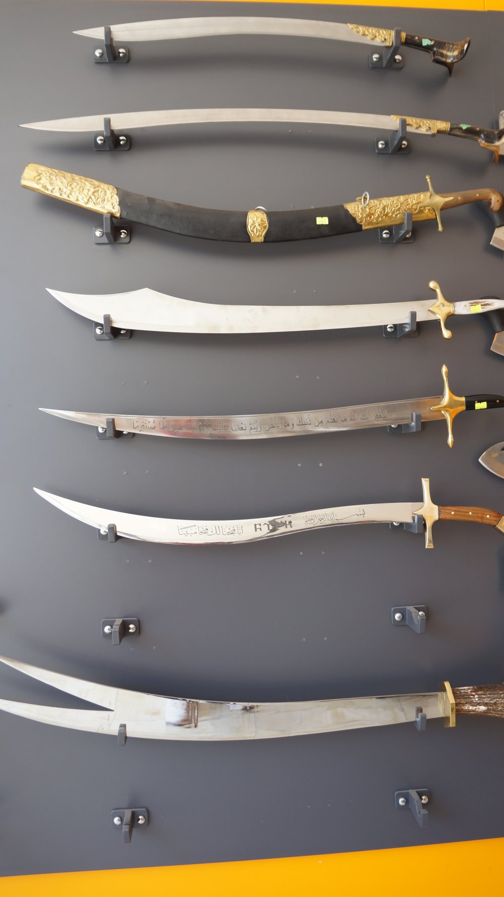Pandemide Canı Sıkılan İnternetten Kılıç, Bıçak Siparişi Verdi