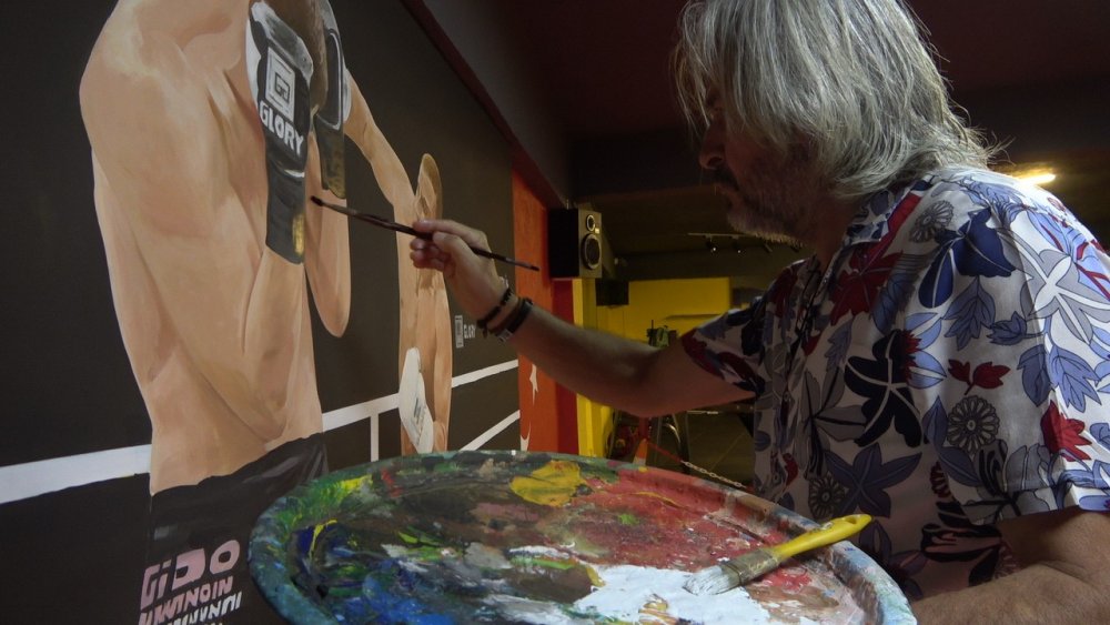 Denizli’de emekli Gürcan Ekici, 20 yıldan bu yana duvar ressamlığı yapıyor. Ekici, trafo binaları, hastaneler, kafeler, kahvehaneler, restoranlar, berber salonlarında yaklaşık 700 duvara resim yaptı.
