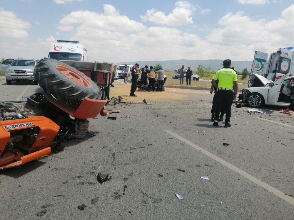 Otomobil Buğday Yüklü Traktörle Çarpıştı: 6 Yaralı