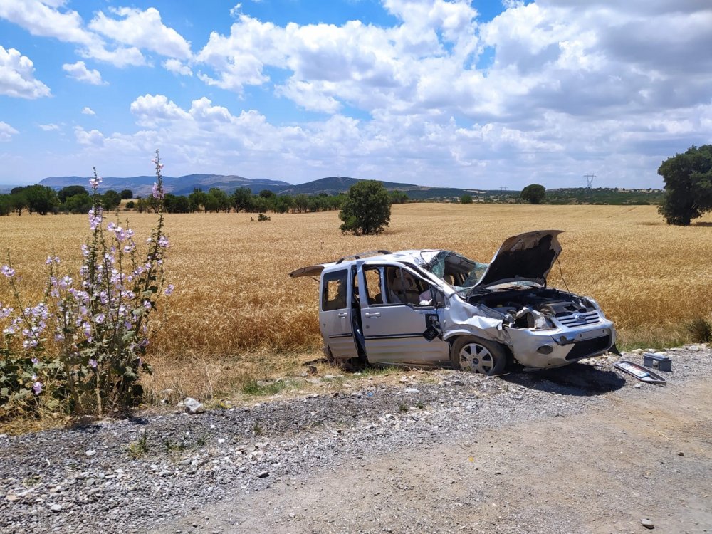 Refüje Çarpan Otomobil Takla Atıp Şarampole Düştü; 1’i Ağır 4 Yaralı