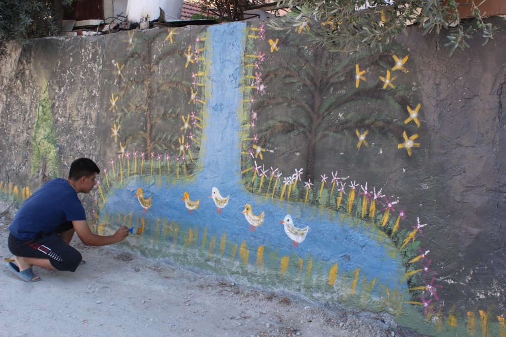 Bahçe Duvarını Sanat Eserine Dönüştürüyor