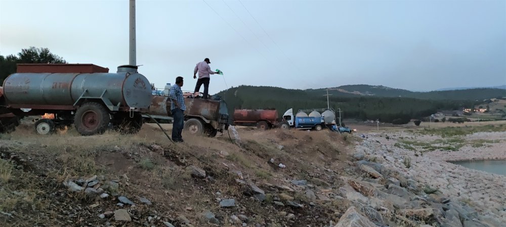 Köylüler helikoptere destek için tankerle sulama göledini doldurdu