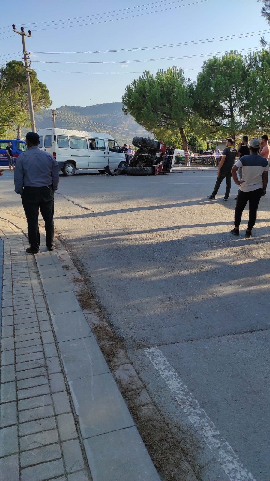 Denizli'de Midibüs ile traktör çarpıştı 1 kişi yaralandı