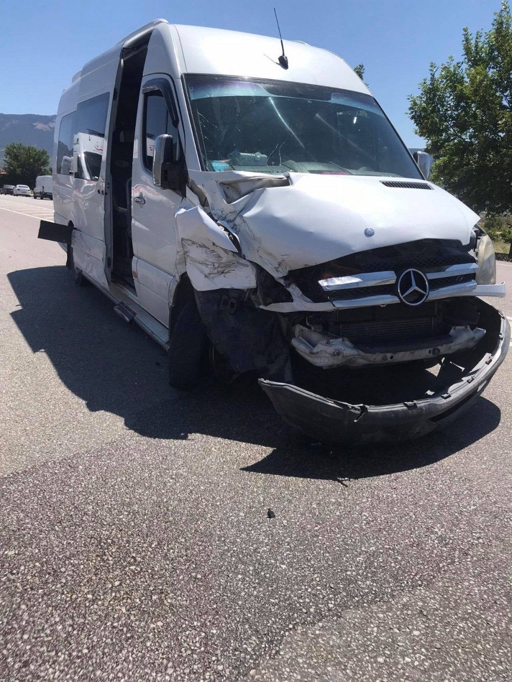 Turist Taşıyan Midibüse Çarpan Otomobil Şarampole Düştü