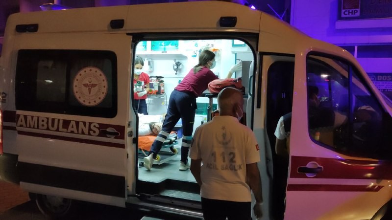 Denizli'nin Pamukkale ilçesi Topraklık Mahallesi'nde meydana silahlı kavgada 2 kişi yaralandı.