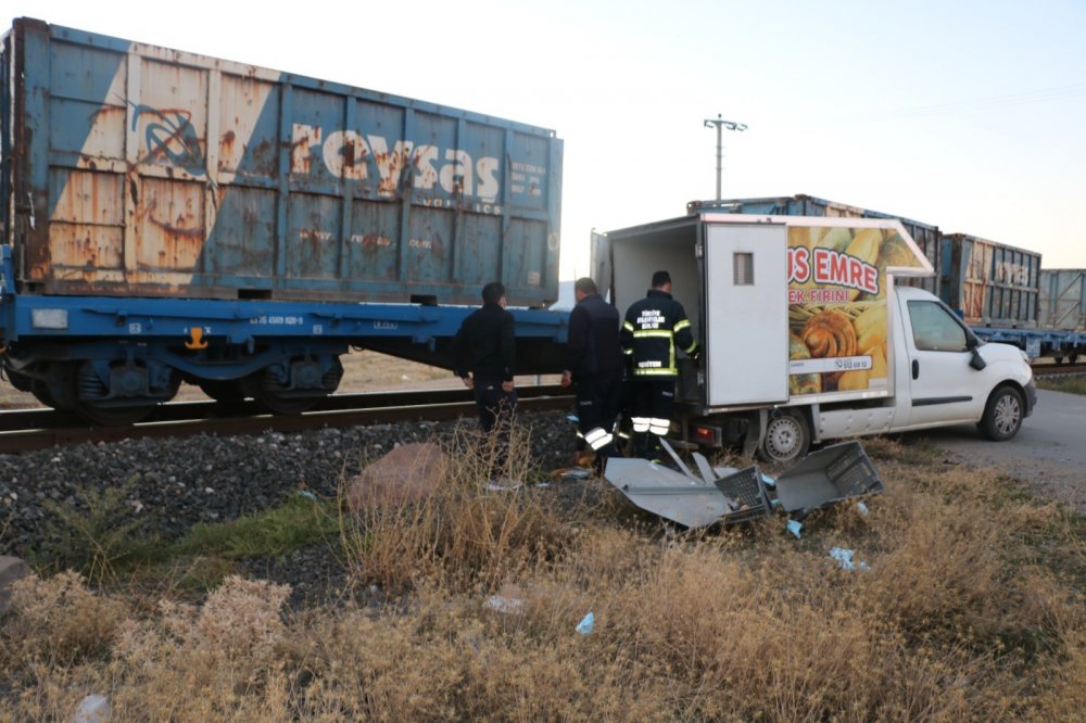 Denizli’den Yük Taşıyan Tren Ekmek Servisi Yapan Kamyonete Çarptı, Sürücü Yaralandı