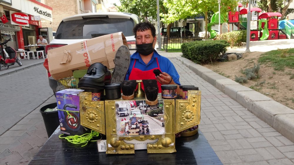 Denizli’de yaşayan Ali Eriş, babasının tek mirası olan ayakkabı boyacılığını 7 yıldır tüm zorluklara rağmen sürdürerek devam ettiriyor.
