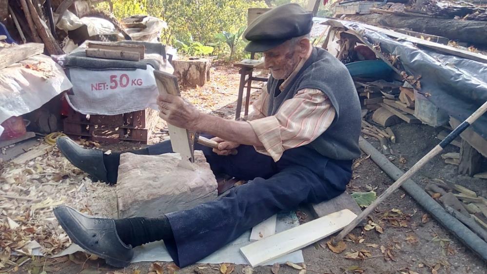 93 Yaşında Boş Durmuyor Çıtlık Ağacından Nazarlık Yapıp Satıyor