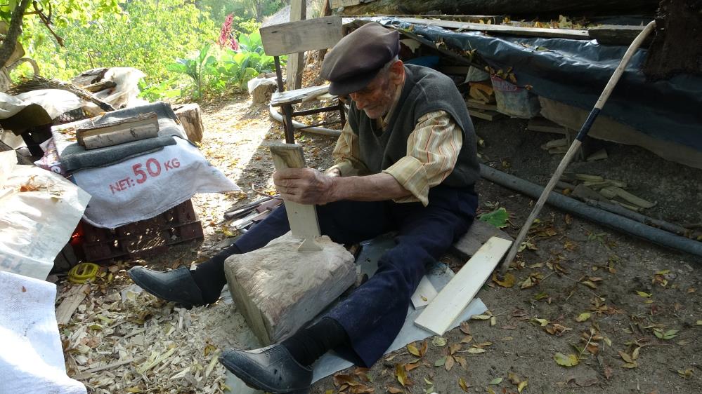 93 Yaşında Boş Durmuyor Çıtlık Ağacından Nazarlık Yapıp Satıyor