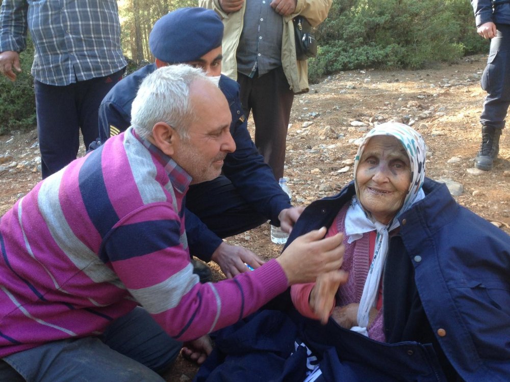Denizli'nin Acıpayam ilçesinde kaybolan ve 5 gündür aranan Emine Aksoy bulundu. Yaşlı kadın 5 gündür hayatta kalabilmek için ot yemiş.