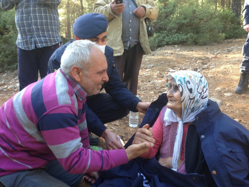 Denizli'nin Acıpayam ilçesinde kaybolan ve 5 gündür aranan Emine Aksoy bulundu. Yaşlı kadın 5 gündür hayatta kalabilmek için ot yemiş.