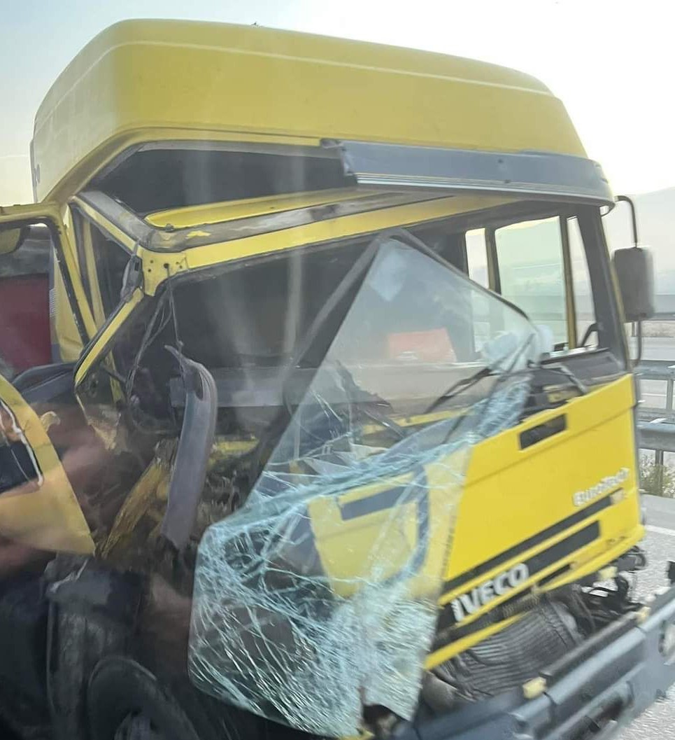 Otobüs ve Tırların Karıştığı Zincirleme Kazada 1 Kişi Öldü, 4 Kişi Yaralandı
