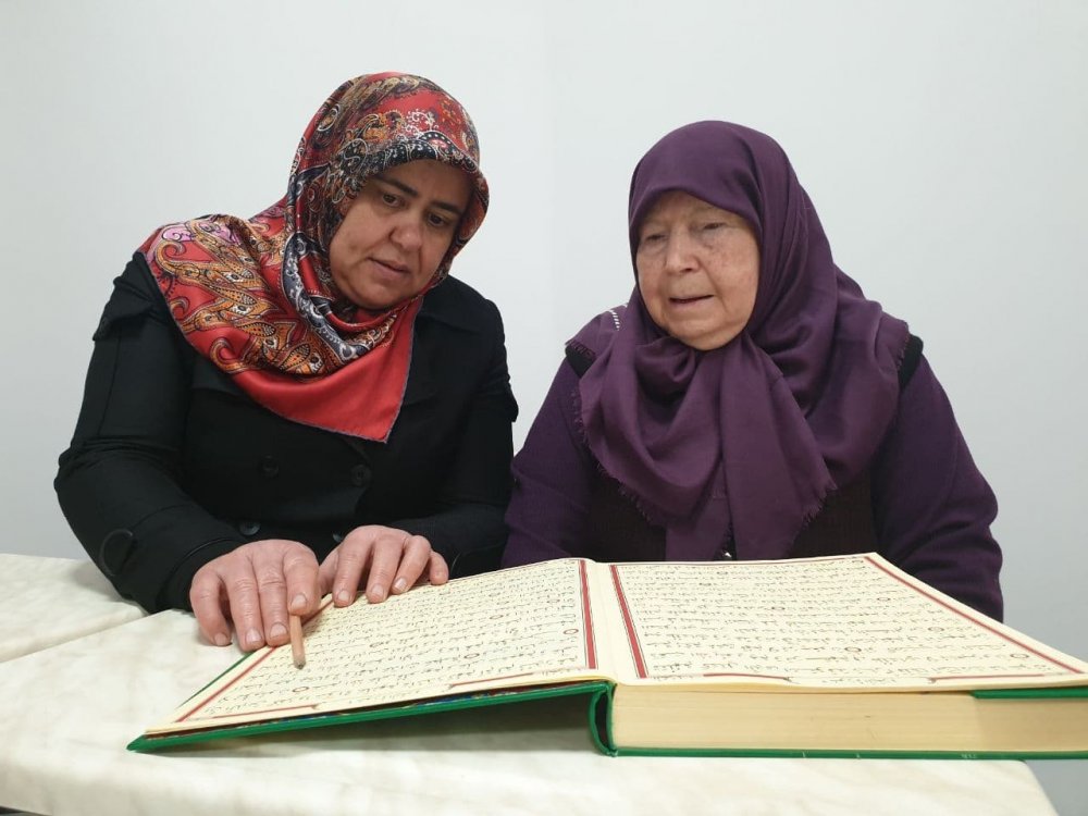 85 Yaşında Kur'an-I Kerim Okumayı Öğrendi