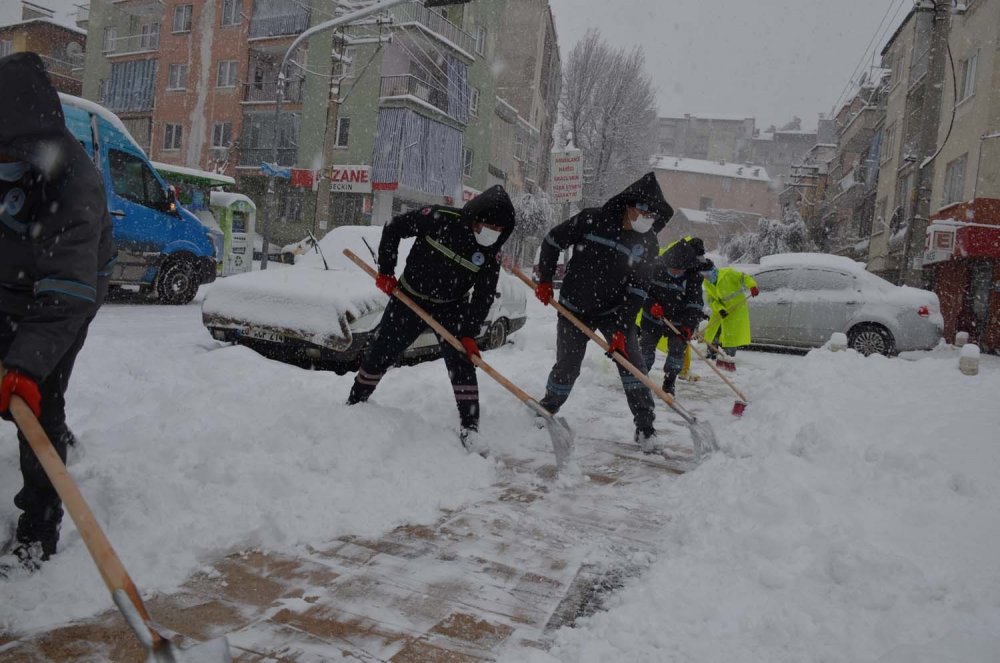 Karda Mahsur Kaldılar Belediye Ekipleri Kurtardı