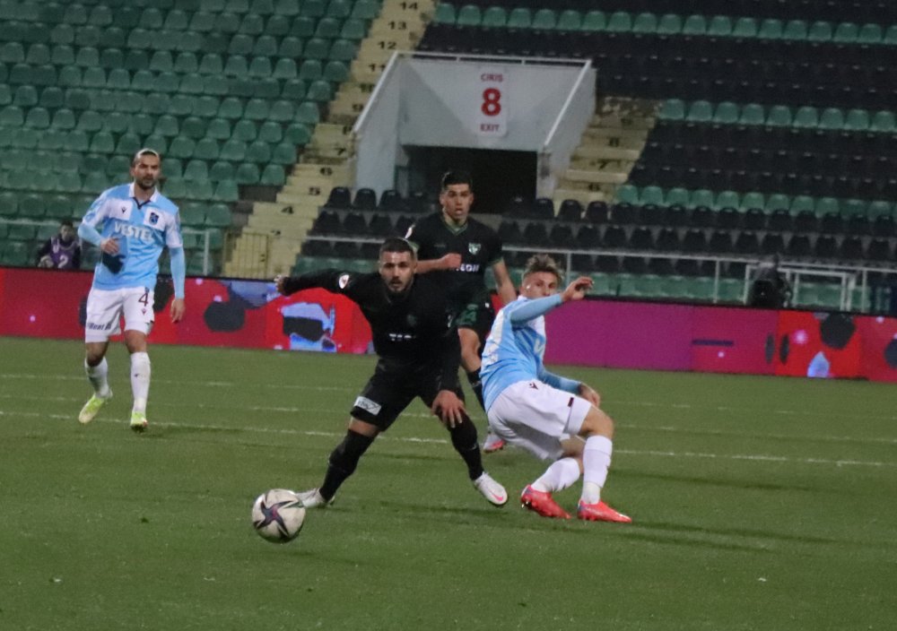 Ziraat Türkiye Kupası'nda son 16'ya kalan Altaş Denizlispor, evinde Trabzonspor’u ağırladı. 