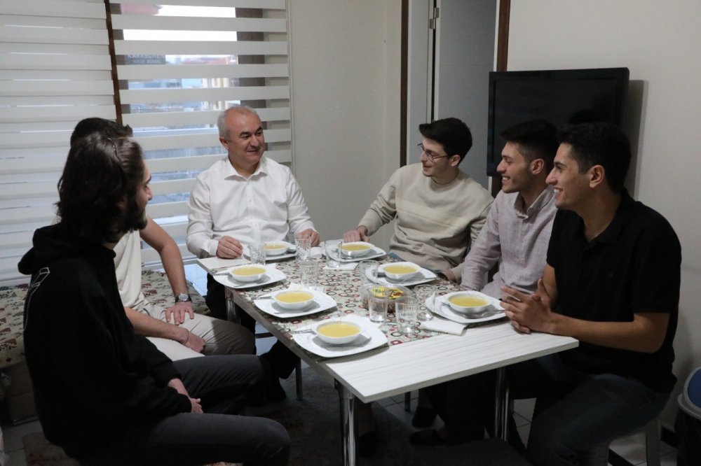 MHP İl Başkanı Yusuf Garip İftara Öğrenci Evine Konuk Oldu