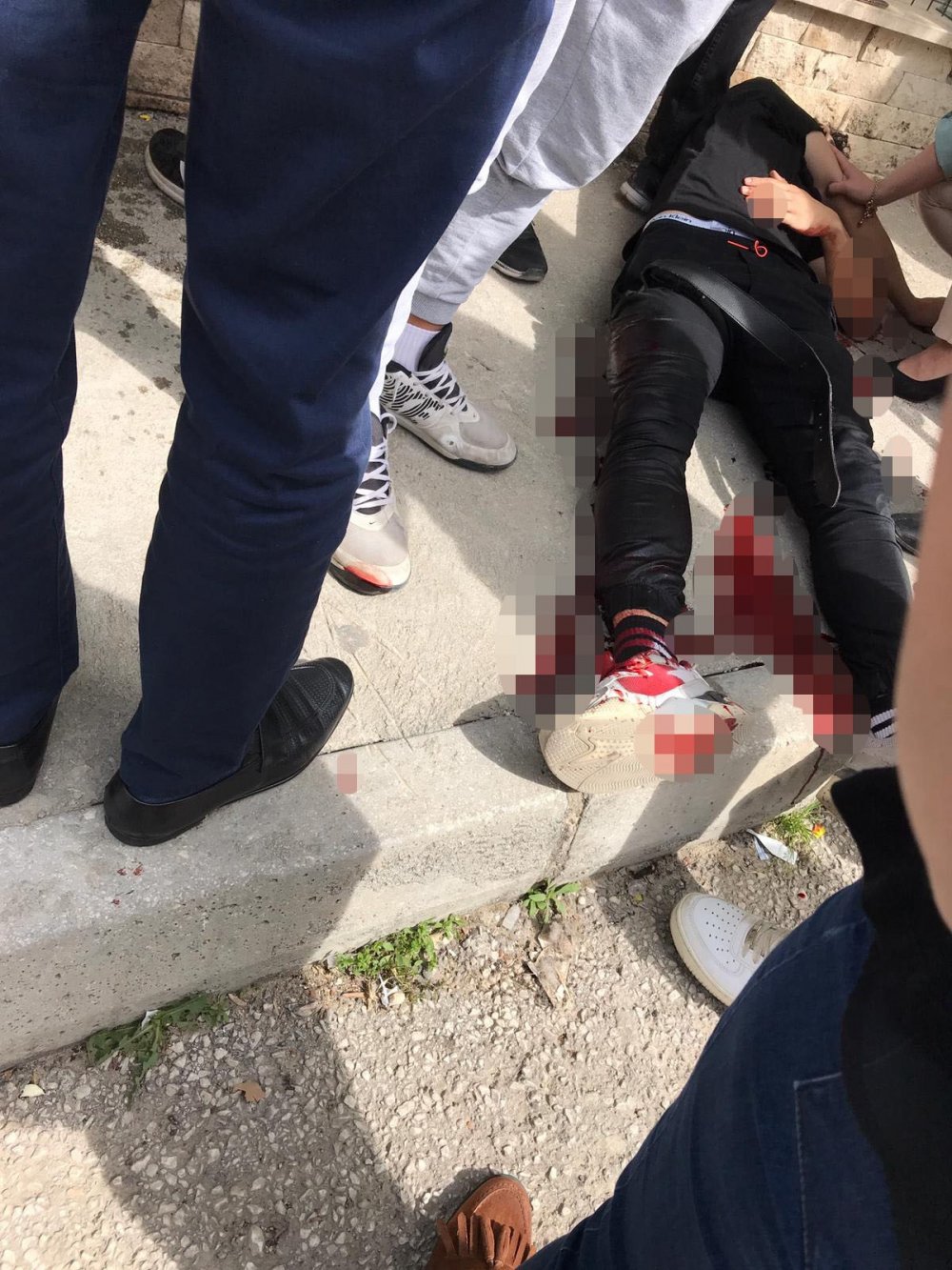 14 Yaşındaki Çocuk, Lise Öğrencisini Okulun Önünde Defalarca Bıçakladı