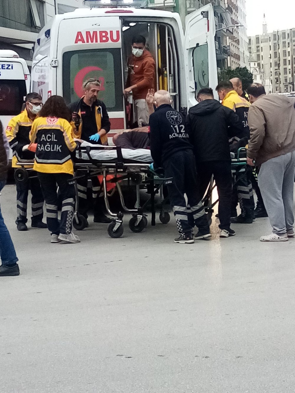 Denizli'de Hasta taşıyan ambulans dolmuşla çarptı; 2 yaralı