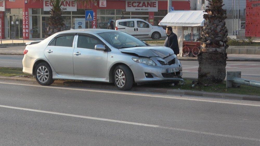 Denizli'de kaza: Otomobil demir direği devirip ağaca çarptı