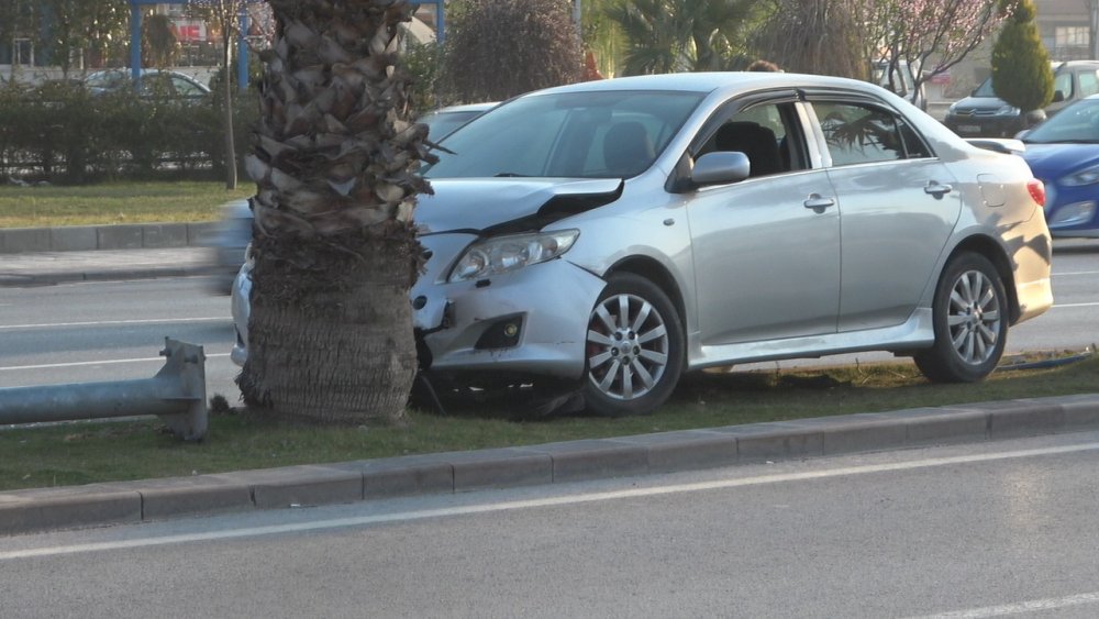 Denizli'de kaza: Otomobil demir direği devirip ağaca çarptı