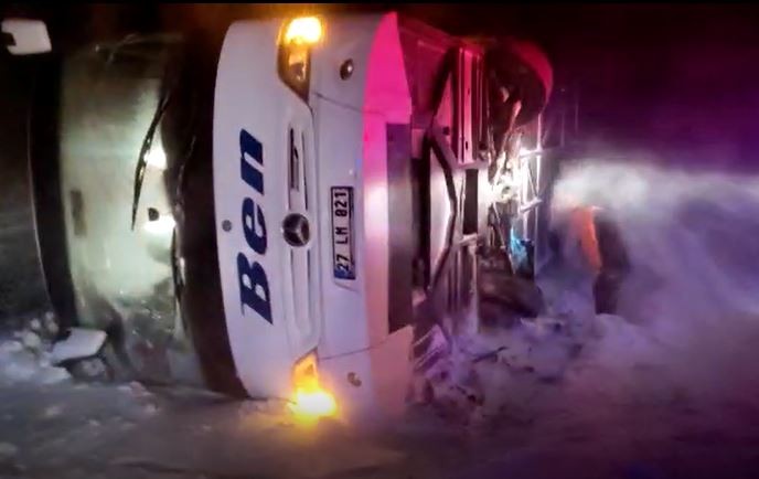 Denizli'den yola çıkan otobüs Afyon'da Devrildi: 20 yaralı