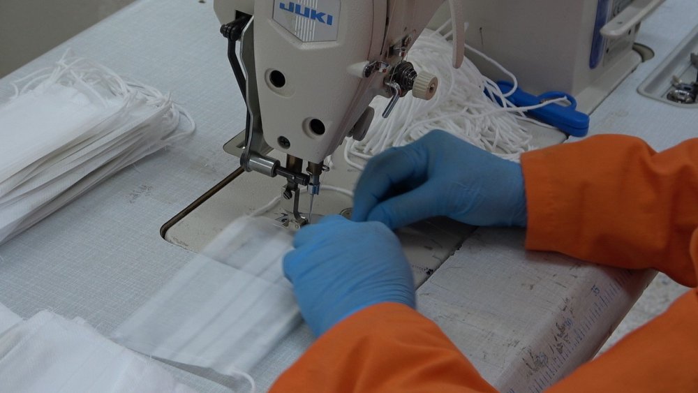 Denizli'de kadın hükümlüler günde 12 bin maske üretiyor