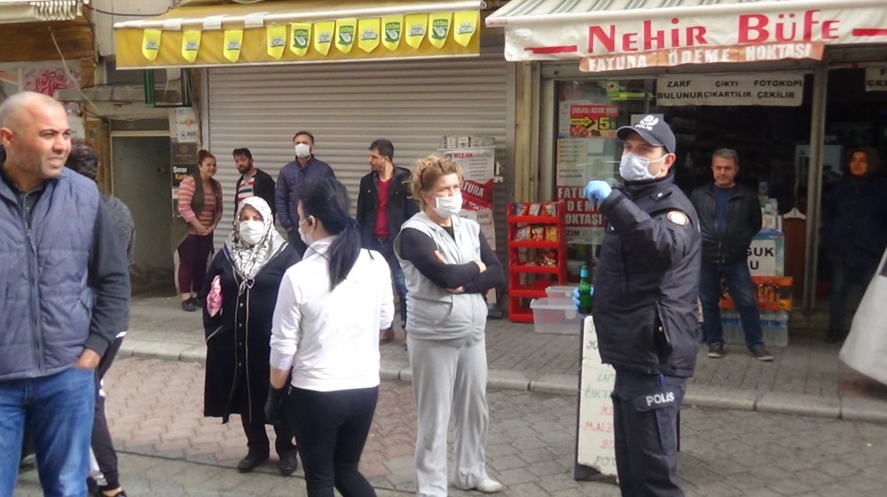 Denizli'de polis ekiplerinden postane önüne bariyerli önlem