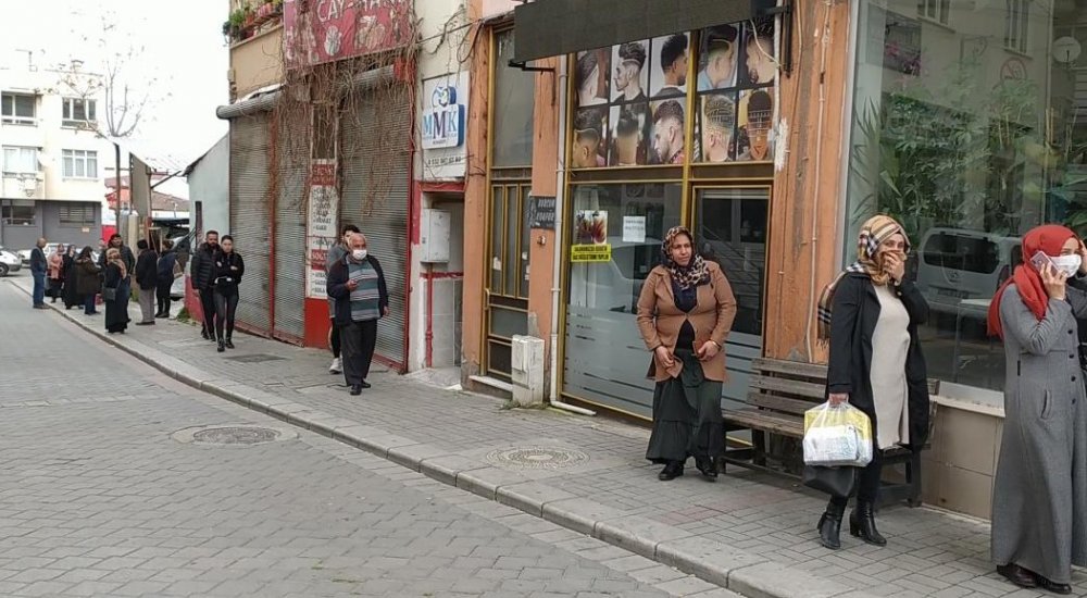 Denizli'de polis ekiplerinden postane önüne bariyerli önlem