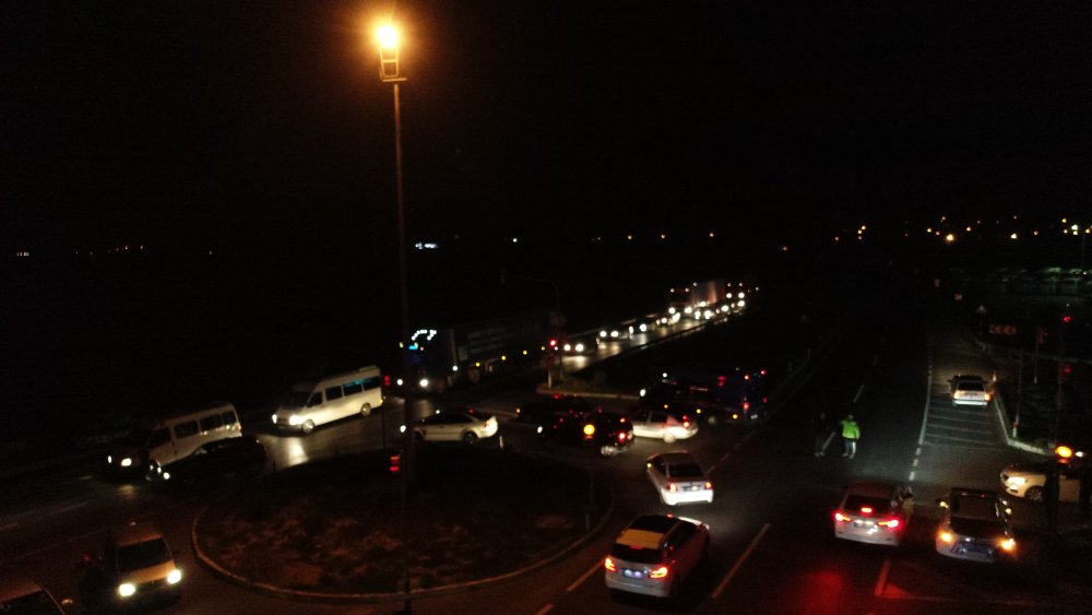 Giriş ve çıkışların kapatıldığı Denizli’de vatandaşlar polisleri ikna etmeye çalıştı