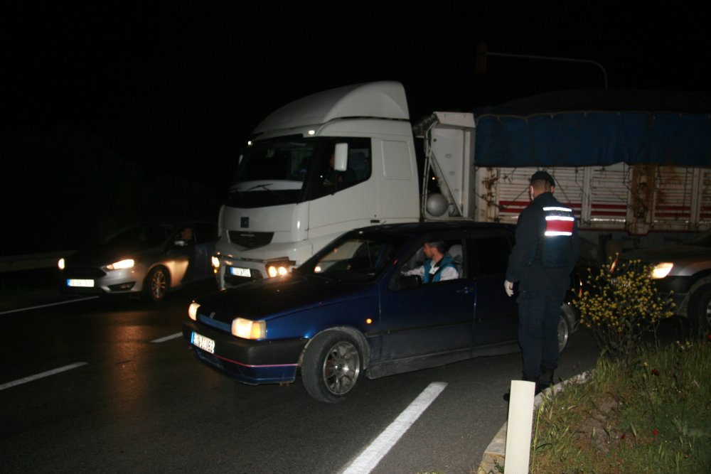 Giriş ve çıkışların kapatıldığı Denizli’de vatandaşlar polisleri ikna etmeye çalıştı
