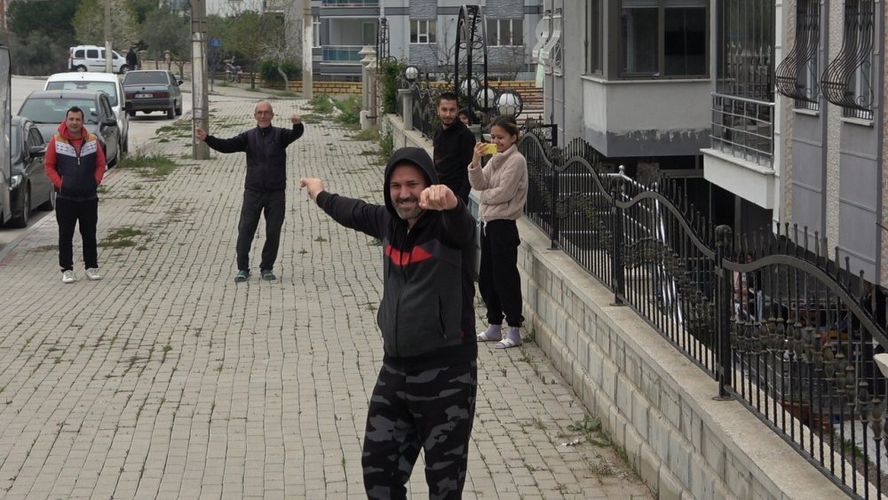 Denizli'de evde kalan vatandaşlara muhtarlardan davullu, zurnalı eğlence