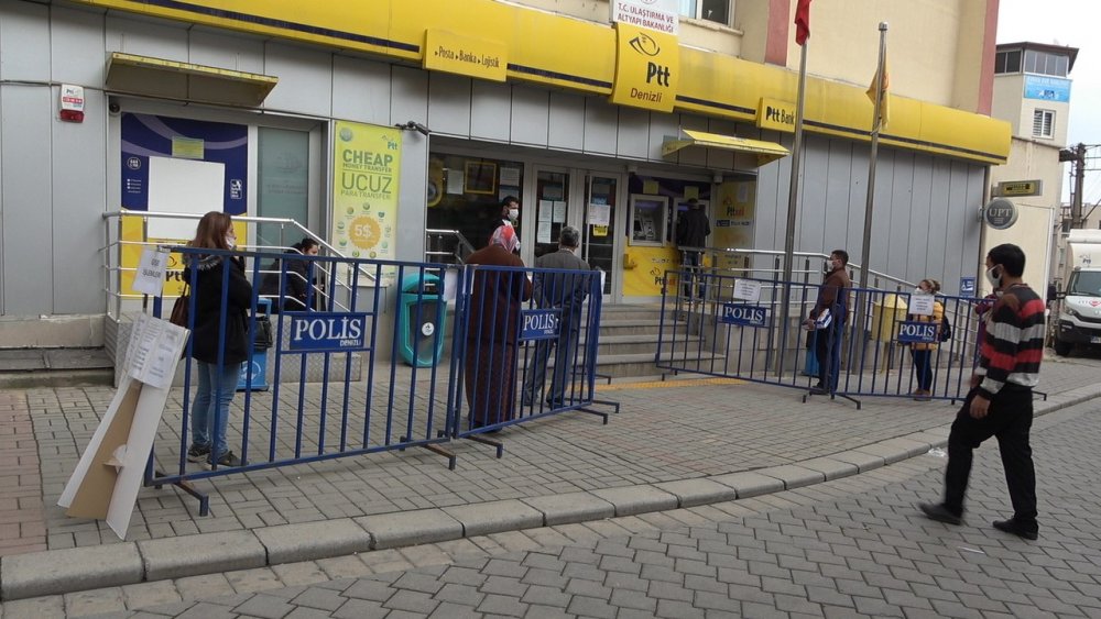 Denizli'de PTT önünde sosyal mesafeyi koruyunca uzun kuyruklar oluştu