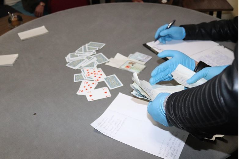 Denizli'de koronavirüse rağmen kumar masası kuran 19 kişiye 70 bin TL ceza
