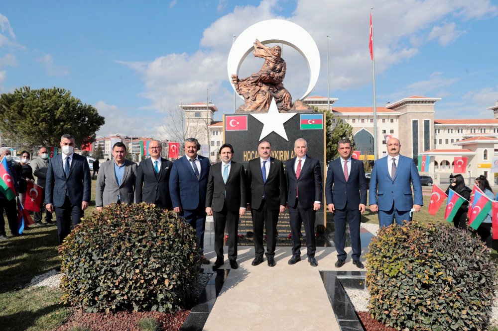 Azerbaycan Büyükelçisi’nden Hocalı Soykırımı Anıtı’na Kırmızı Karanfil 