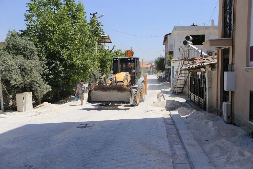 Pamukkale Belediyesi, altyapı çalışmaları tamamlanan mahallelerde üstyapı atağına devam ediyor. Fatih, Deliktaş, Aktepe, Karşıyaka, Dokuzkavaklar ve Anafartalar mahallelerinden yaklaşık 600 sokakta 130 kilometre uzunluğunda üstyapı çalışması yapılacak.
