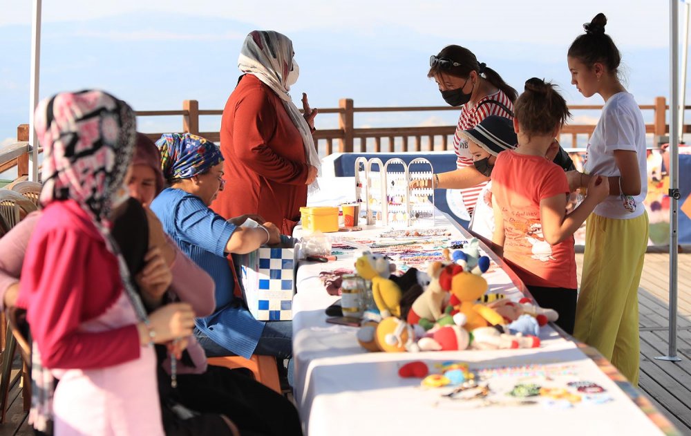 Pamukkale Belediyesi Seyir Tepesi Şehir Ormanı, özellikle hafta sonları halkın yoğun olarak ziyaret ettiği yerlerden biri oluyor. Pamukkale Belediyesinin el sanatları kursunda ortaya çıkan eserler de muhteşem Denizli manzarasında vatandaşların beğenisine sunuluyor.