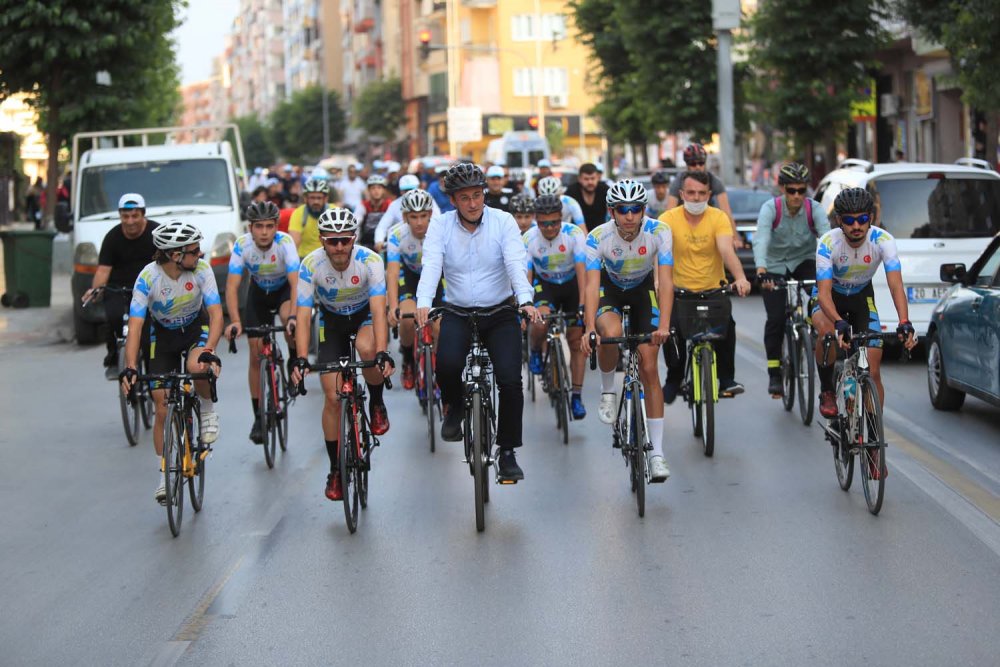 Bu yıl 23-30 Eylül tarihleri arasında kutlanan Avrupa Spor Haftası etkinlikleri çerçevesinde Pamukkale Belediyesi’nin katkılarıyla bisiklet turu düzenlendi. Pamukkale Belediye Başkanı Avni Örki ailesiyle sağlık için pedal bastı.