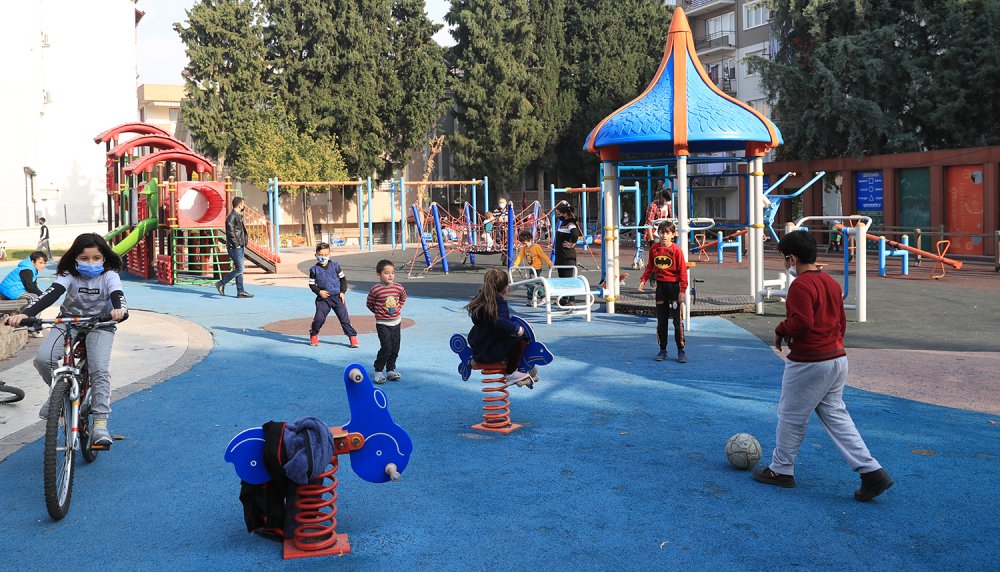 Pamukkale Belediyesi Parkları Çocuklar İçin Dezenfekte Ediyor