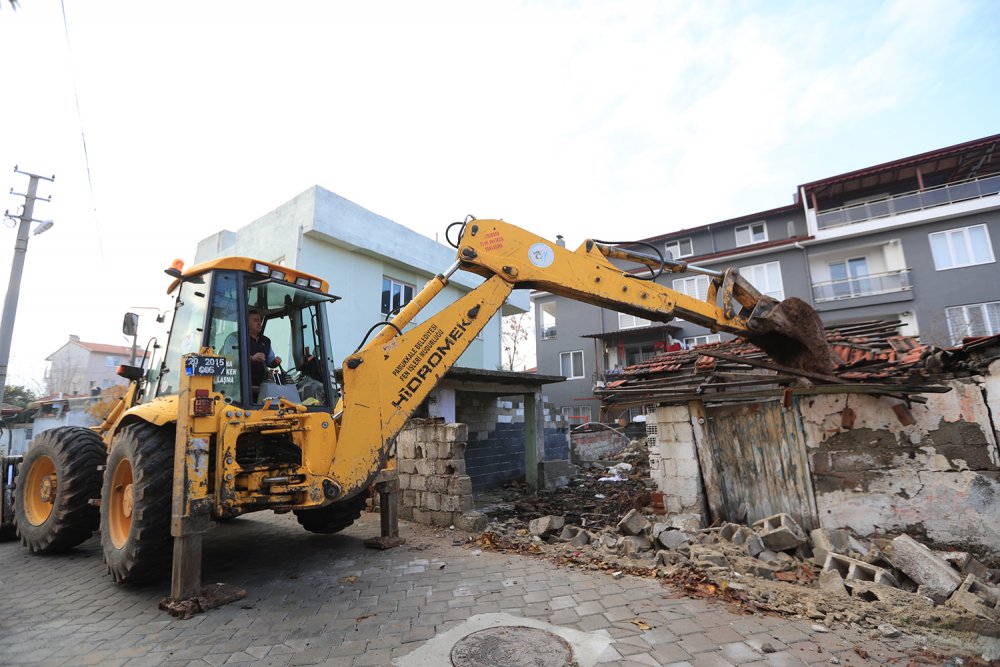 Pamukkale’de Metruk Binalar Yıkılıyor