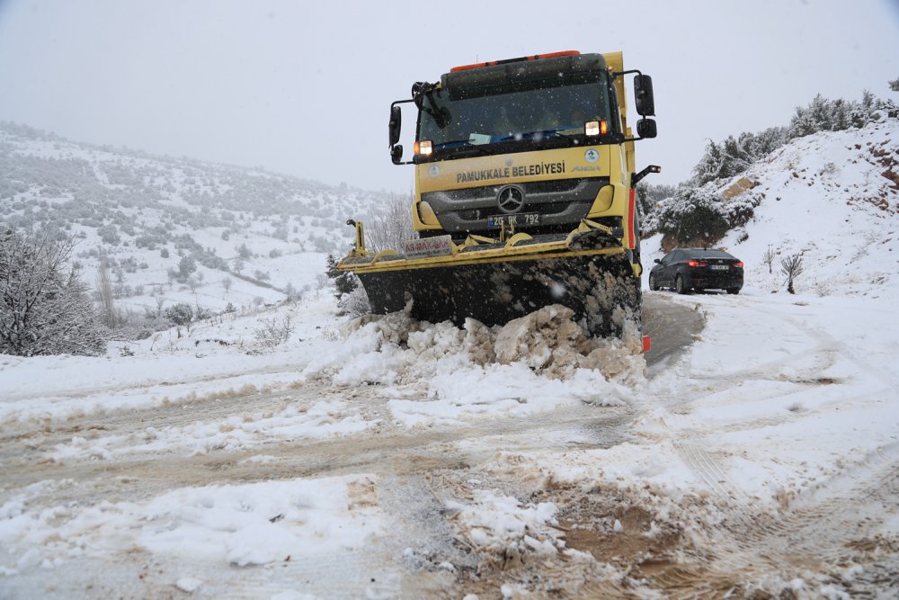 Pamukkale Belediyesi Karla Mücadele Ediyor